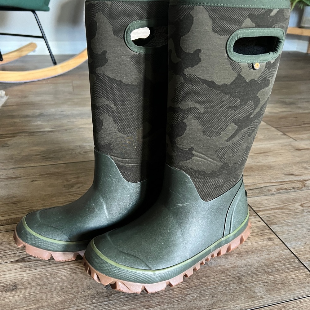 Bogs Camo Waterproof Winter Boots-Youth Big Kid 4-4.5/Women’s 6 - Like New
